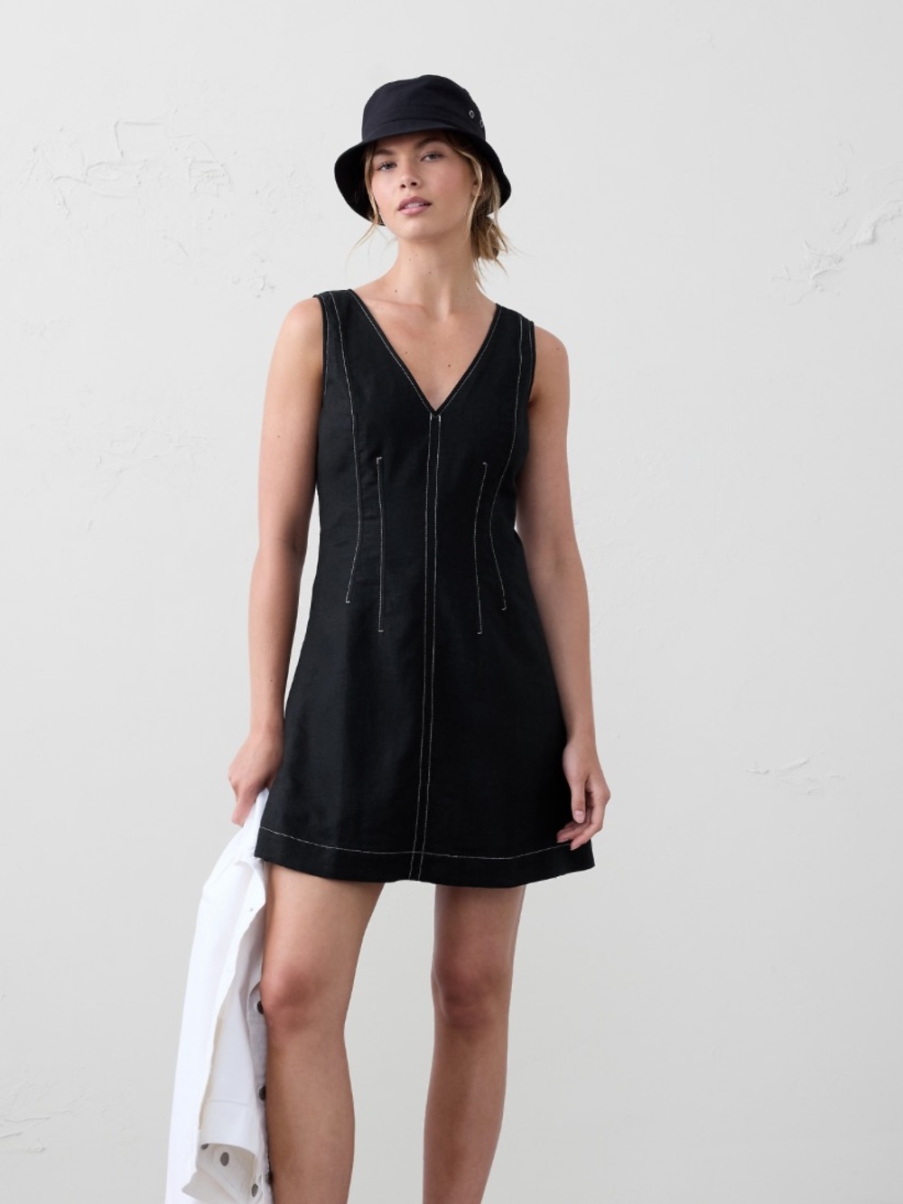Banana Republic linen black white seamed bodice sleeveless mini dress. Size 4